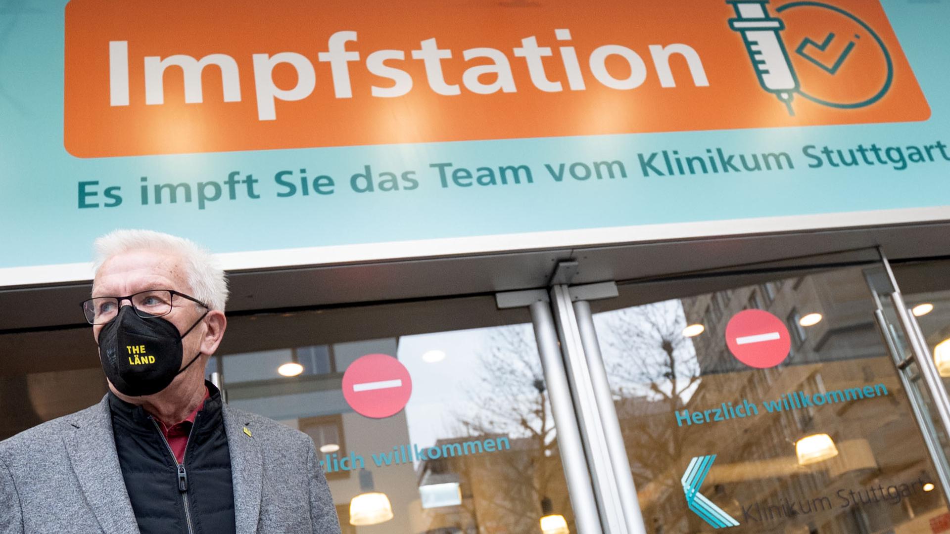 Baden-Württemberg, Stuttgart: Winfried Kretschmann (Bündnis 90/Die Grünen), Ministerpräsident von Baden-Württemberg, verlässt nach einem Besuch die Impfstation des Klinikums Stuttgart, die sich in einem leerstehenden Ladengeschäft in der Innenstadt befindet.