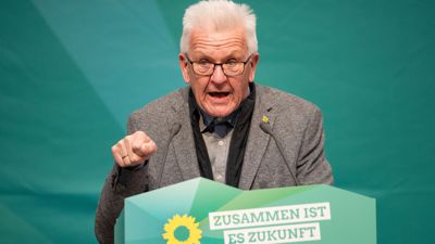 Machtdemonstration: Baden-Württembergs Ministerpräsident Winfried Kretschmann stiehlt dem jungen neuen Führungsduo damit die Show.