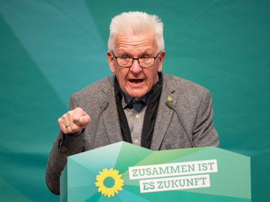 Machtdemonstration: Baden-Württembergs Ministerpräsident Winfried Kretschmann stiehlt dem jungen neuen Führungsduo damit die Show.