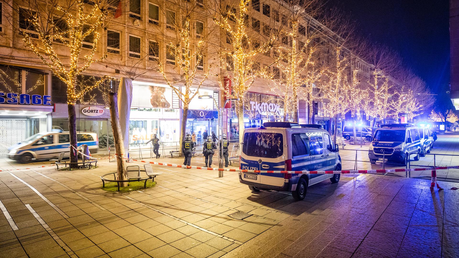 Polizisten sperren in der Silvesternacht den Schlossplatz in Stuttgart ab. 
