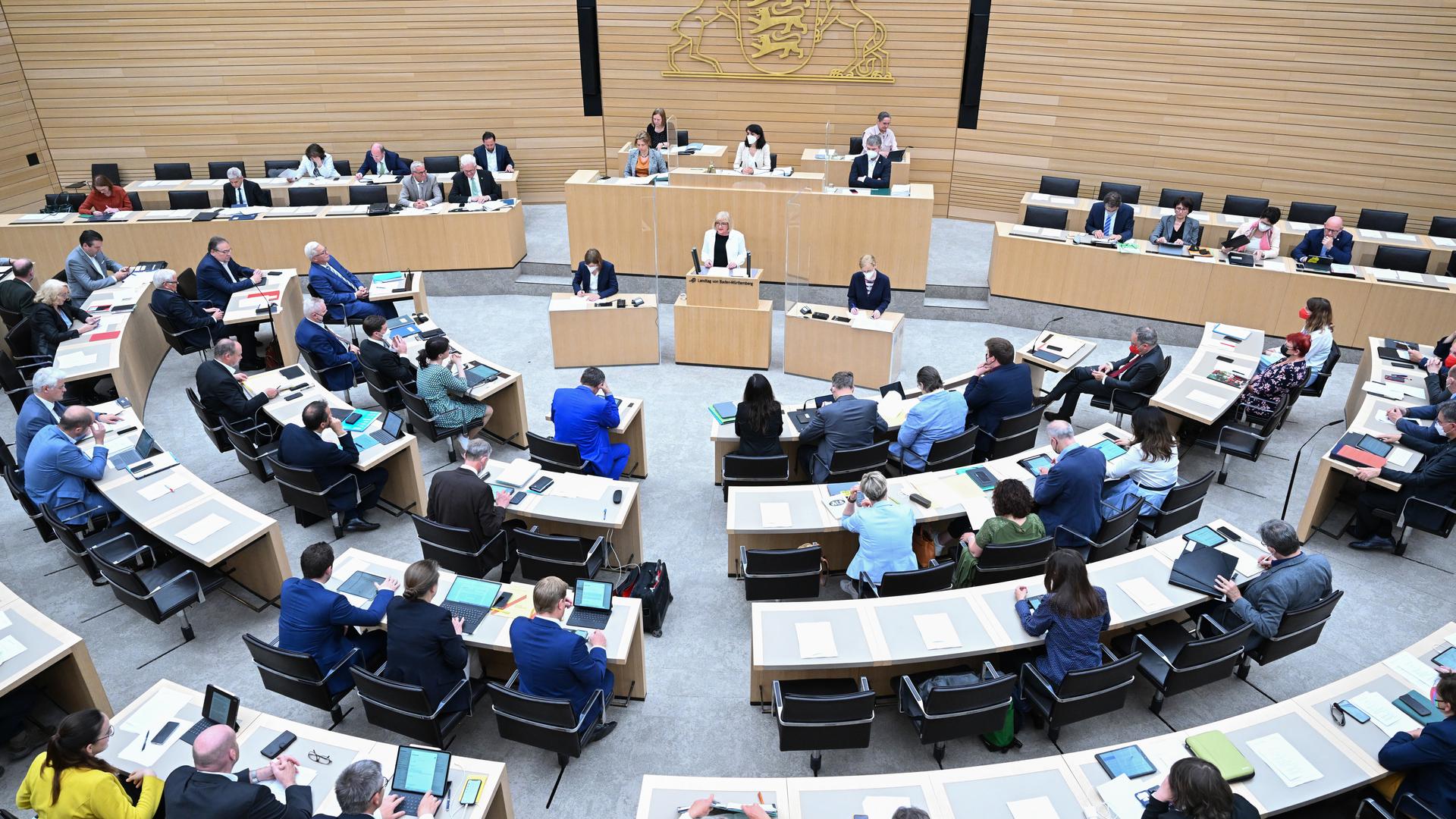 Abgeordnete des Landtags von Baden-Württemberg debattieren im Plenarsaal. 