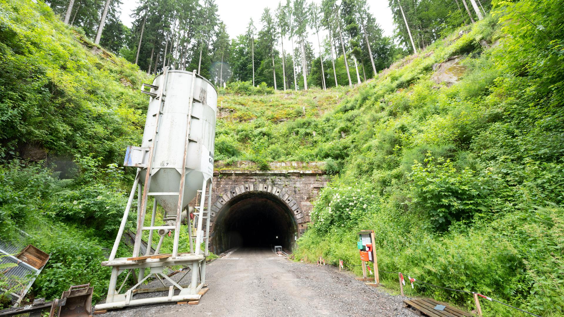 Der Eingang zu einen Tunnel der stillgelegten Hermann-Hesse Bahn zwischen Calw und Weil der Stadt. Der Tunnel Fuchsklinge wird reaktiviert. Auf der Strecke sollen vom Jahr 2023 an wieder Züge fahren. 