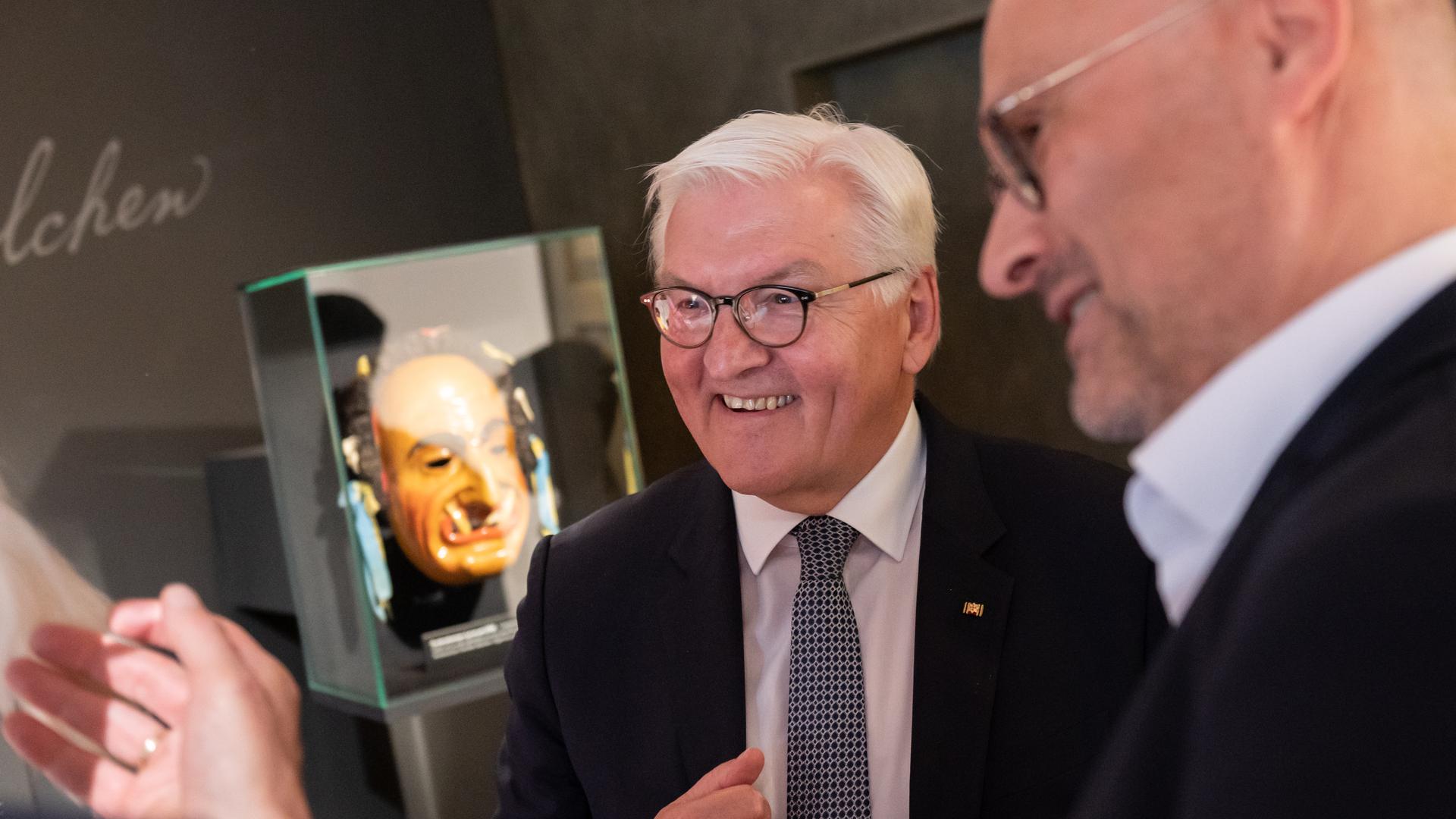 Bundespräsident Frank-Walter Steinmeier spricht bei seinem Besuch bei der Narrenzunft Rottweil mit Narrenmeister Christoph Bechtold.