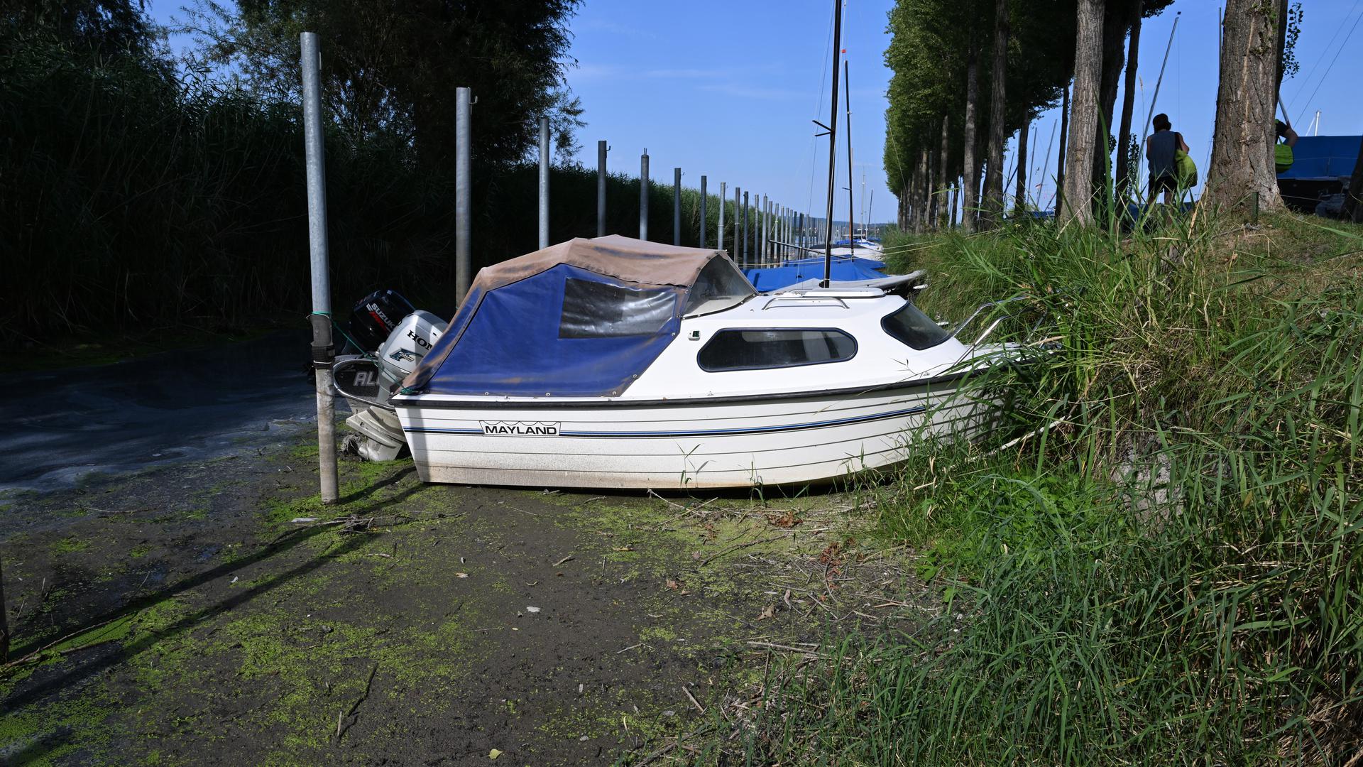 28.07.2022, Baden-Württemberg, Moos Am Bodensee: Mehrere Boote liegen im Hafen von Moos auf dem Trockenen, weil der Bodensee Niedrigwasser hat. Foto: Felix Kästle/dpa +++ dpa-Bildfunk +++