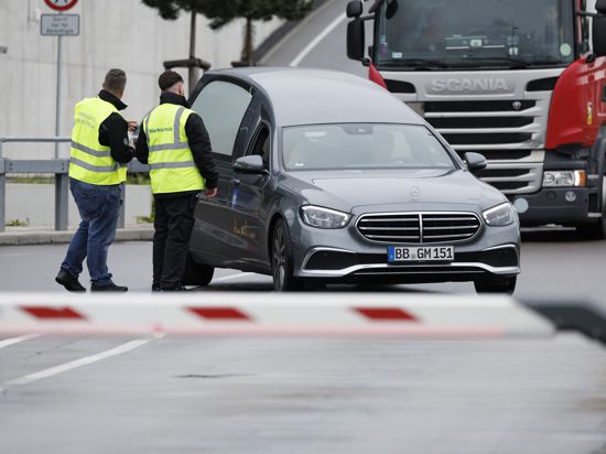Ein Leichenwagen fährt über das Betriebsgelände von Mercedes-Benz in Sindelfingen. Bei Schüssen gab es zwei Tote. Foto: Julian Rettig/dpa +++ dpa-Bildfunk +++