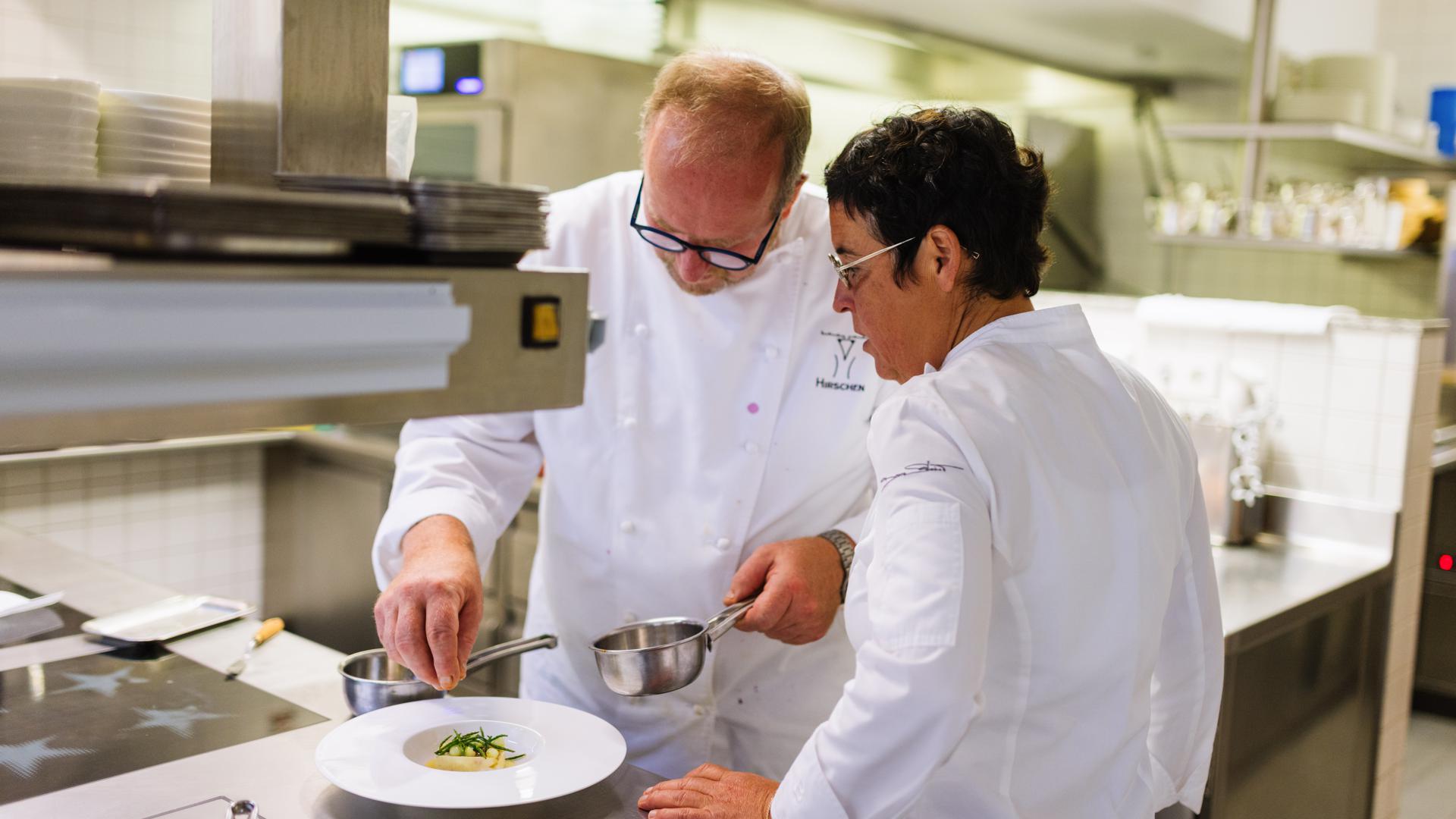 Douce Steiner und ihr Mann Udo Weiler stehen in der Küche ihres Zwei-Sterne-Restaurants Hirschen und besprechen eine Idee für ein neues Gericht.