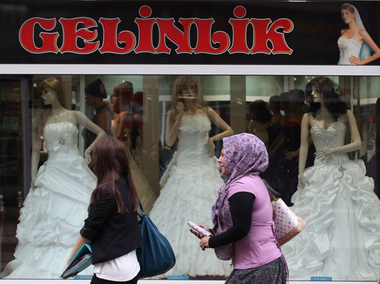 Türkische Frauen gehen in Duisburg Marxloh an einem Brautmodengeschäft vorbei. Für junge Frauen, die durch Gewalt im Namen der Ehre oder Zwangsverheiratung bedroht sind, gibt es nun die erste landesweite Notunterkunft. Damit gehört Baden-Württemberg zu den wenigen Bundesländern, die ein solches Hilfeangebot machen können. 