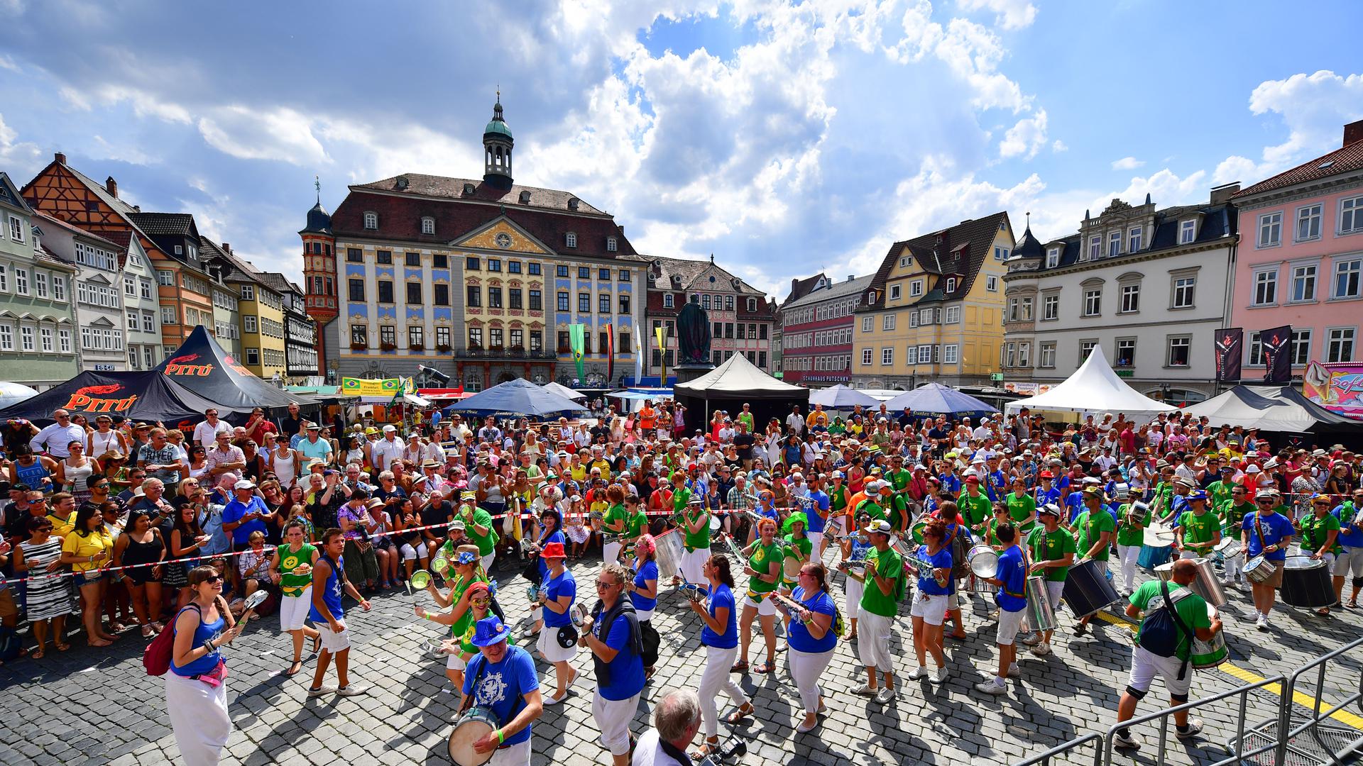 Umzug des Samba-Festivals auf dem Coburger Marktplatz.  