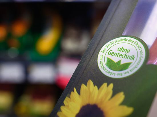 Das Siegel «ohne Gentechnik» ist auf einer Packung Wiener Würstchen zu sehen.