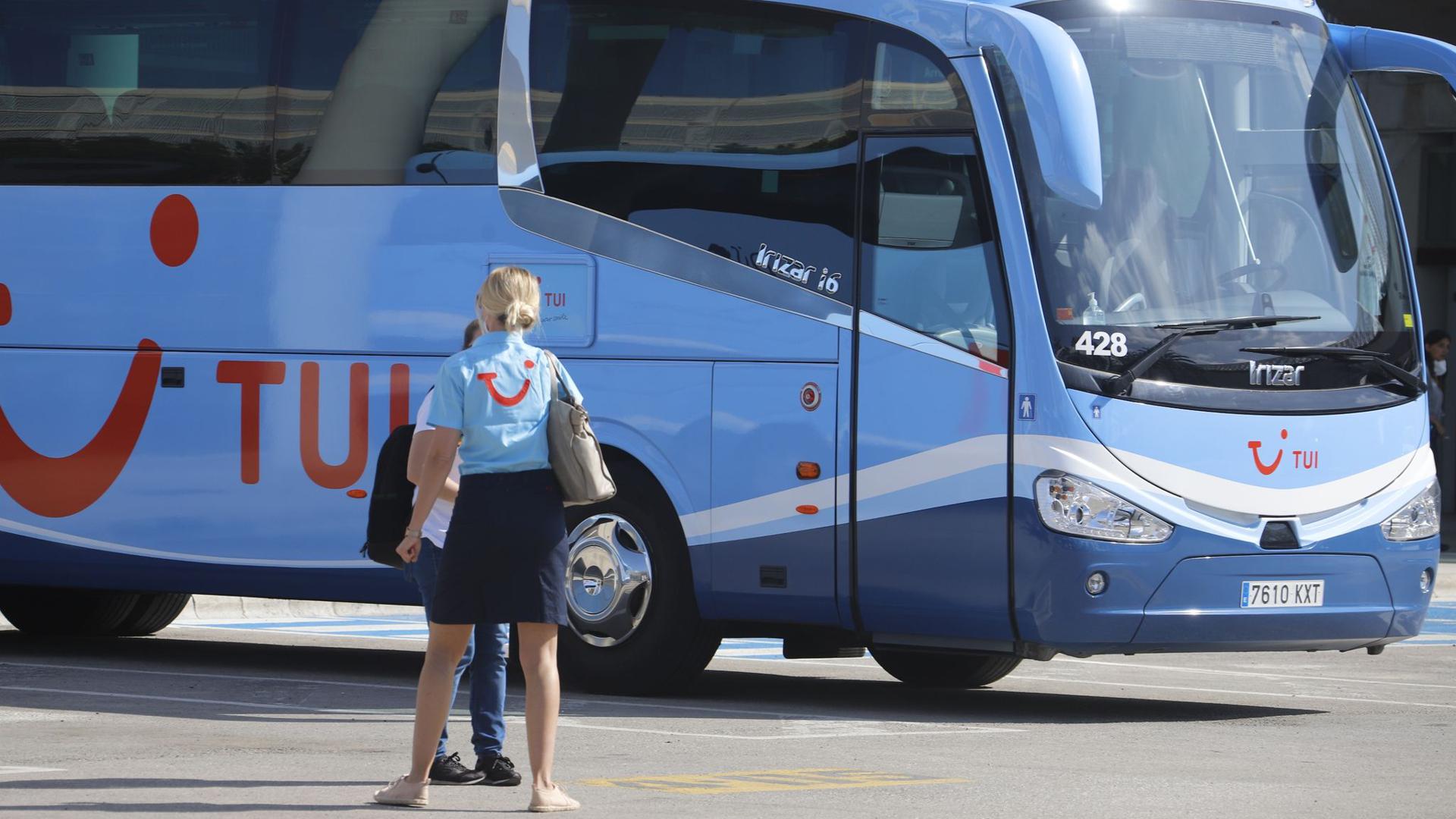 Eine TUI-Mitarbeiterin wartet am Flughafen Palma de Mallorca auf die ersten Reisenden.