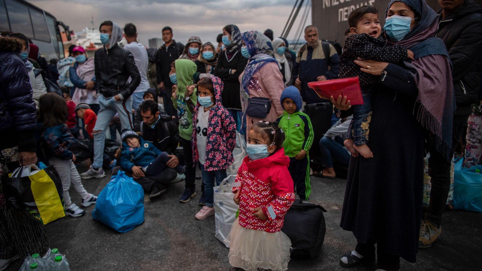 Flüchtlinge aus dem Lager Moria auf Lesbos gehen im Hafen von Piräus bei Athen an Land. Die Asylreform kommt seit Jahren kaum voran, weil die EU-Staaten vor allem bei der Verteilung von Schutzsuchenden völlig zerstritten sind.