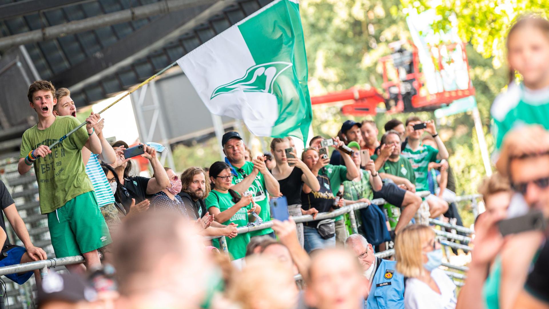 Werder Bremen Fans freuen sich: Nach dem Sieg ihrer Mannschaft über den FC Köln liegt der Aufstieg wieder in den eigenen Händen.