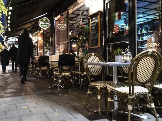 Stockholm: Menschen gehen an einem Restaurant vorbei.