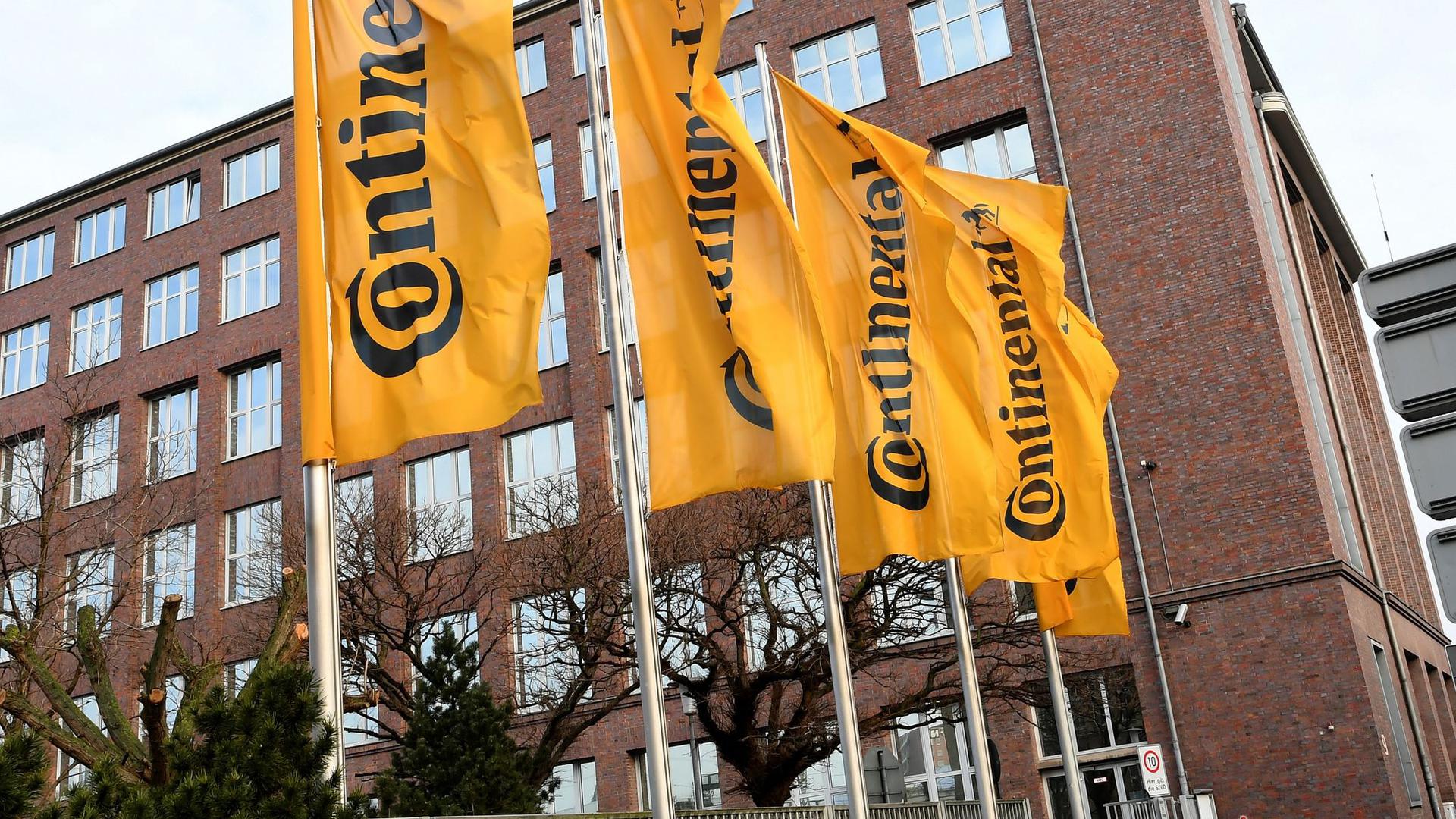 Fahnen mit dem Continental-Logo wehen vor der Hauptverwaltung des Unternehmens in Hannover.