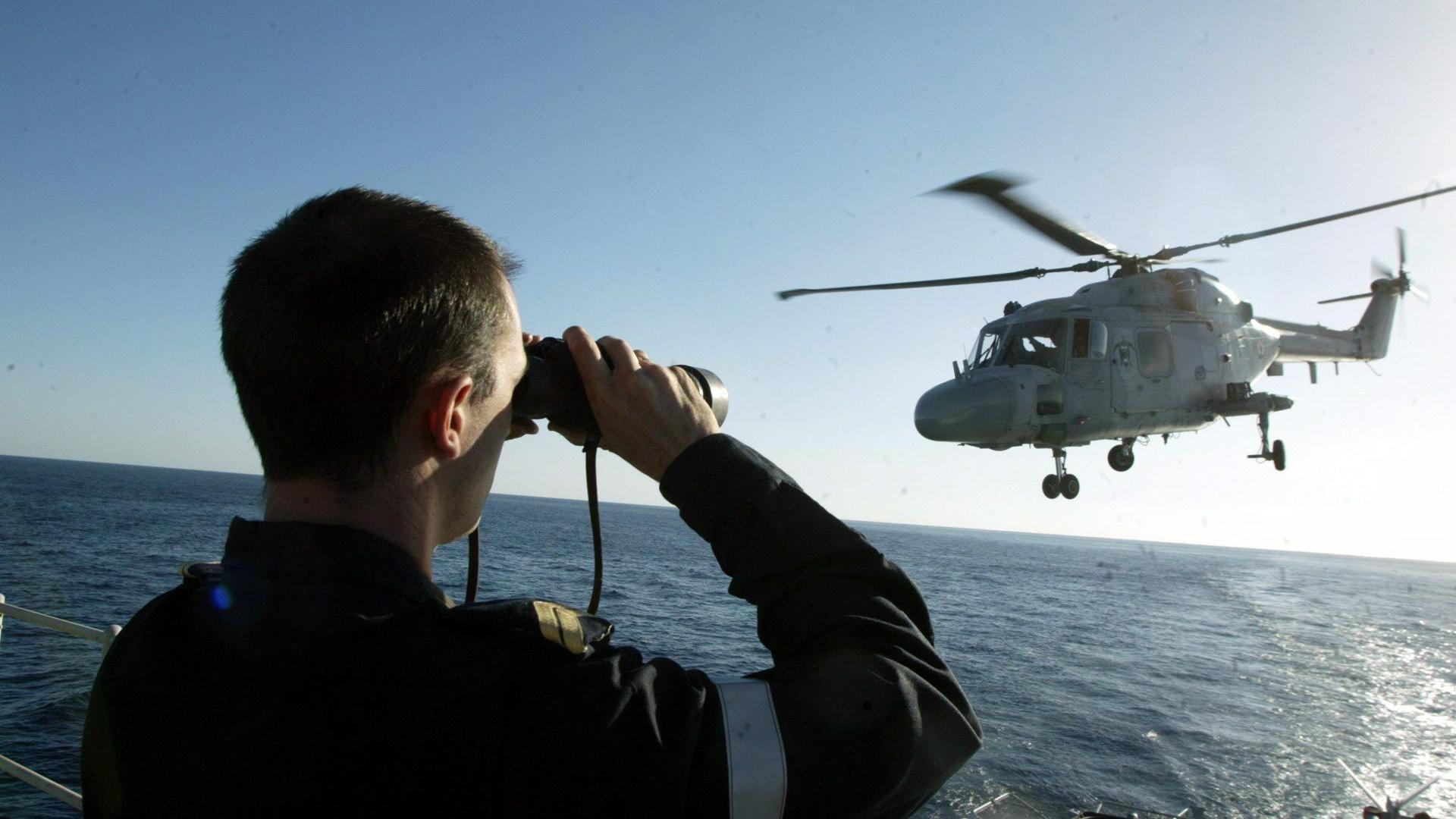 Ein Hubschrauber der französischen Marine hebt von der Fregatte „Tourville“ auf dem Roten Meer ab.