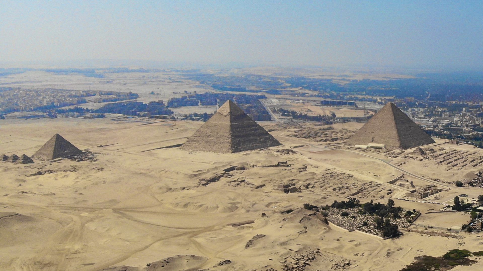 Die größte und älteste der Pyramiden von Gizeh, die Cheops-Pyramide (M).