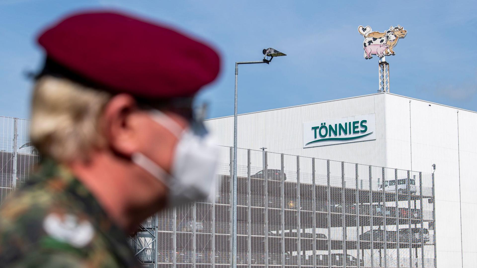 Ein Soldat Bundeswehr vor dem Gebäude der Fleischfabrik Tönnies in Rheda-Wiedenbrück.