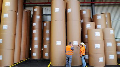 Verpackte Papierrollen in einer Papierfabrik: Die Branche leidet stark unter den extrem gestiegenen Energiekosten.