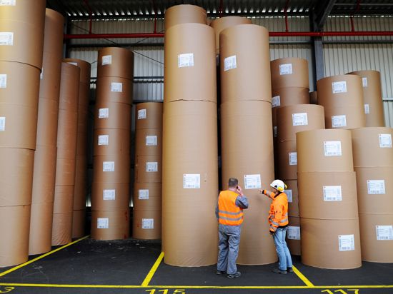 Verpackte Papierrollen in einer Papierfabrik: Die Branche leidet stark unter den extrem gestiegenen Energiekosten.