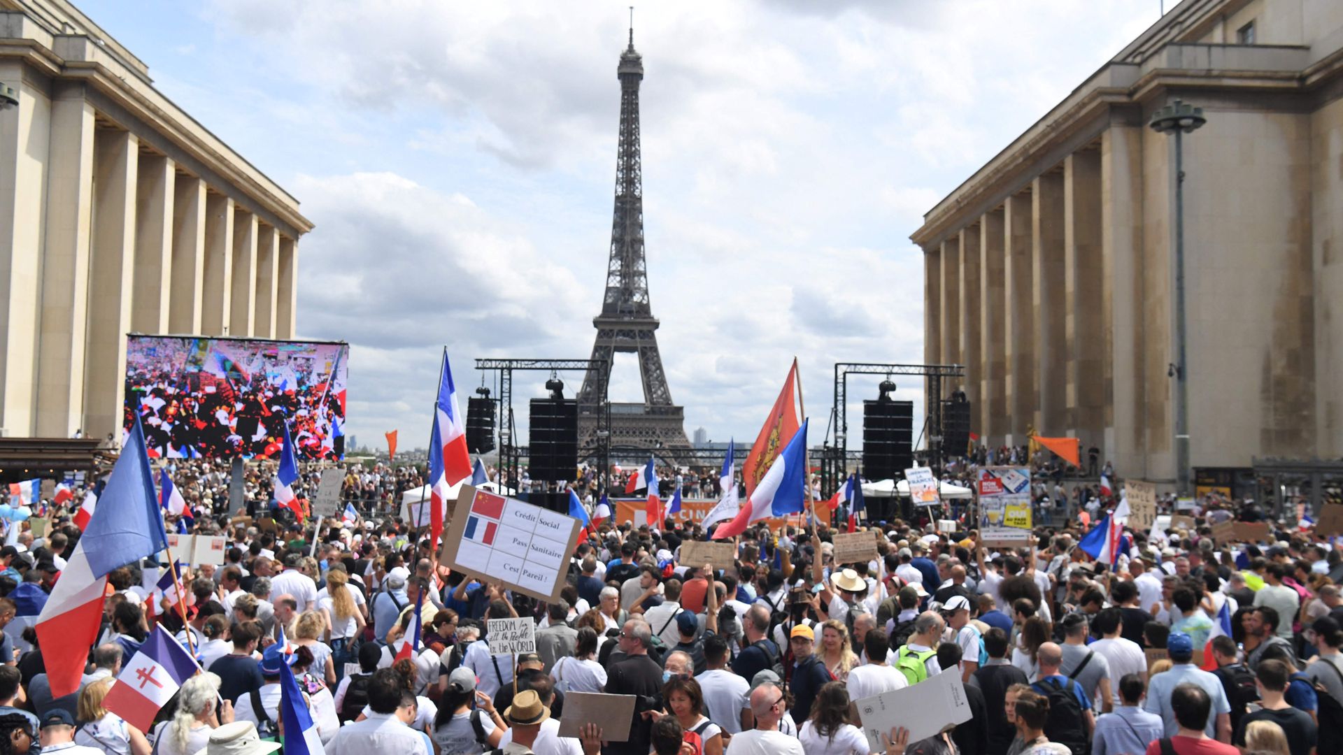 Demonstranten nehmen auf der «Droits de l’homme»-Esplanade am Trocadero-Platz in Paris an einem Protest gegen die Impfpflicht für bestimmte Arbeitszweige und den von der Regierung geforderten obligatorischen Impfass teil.