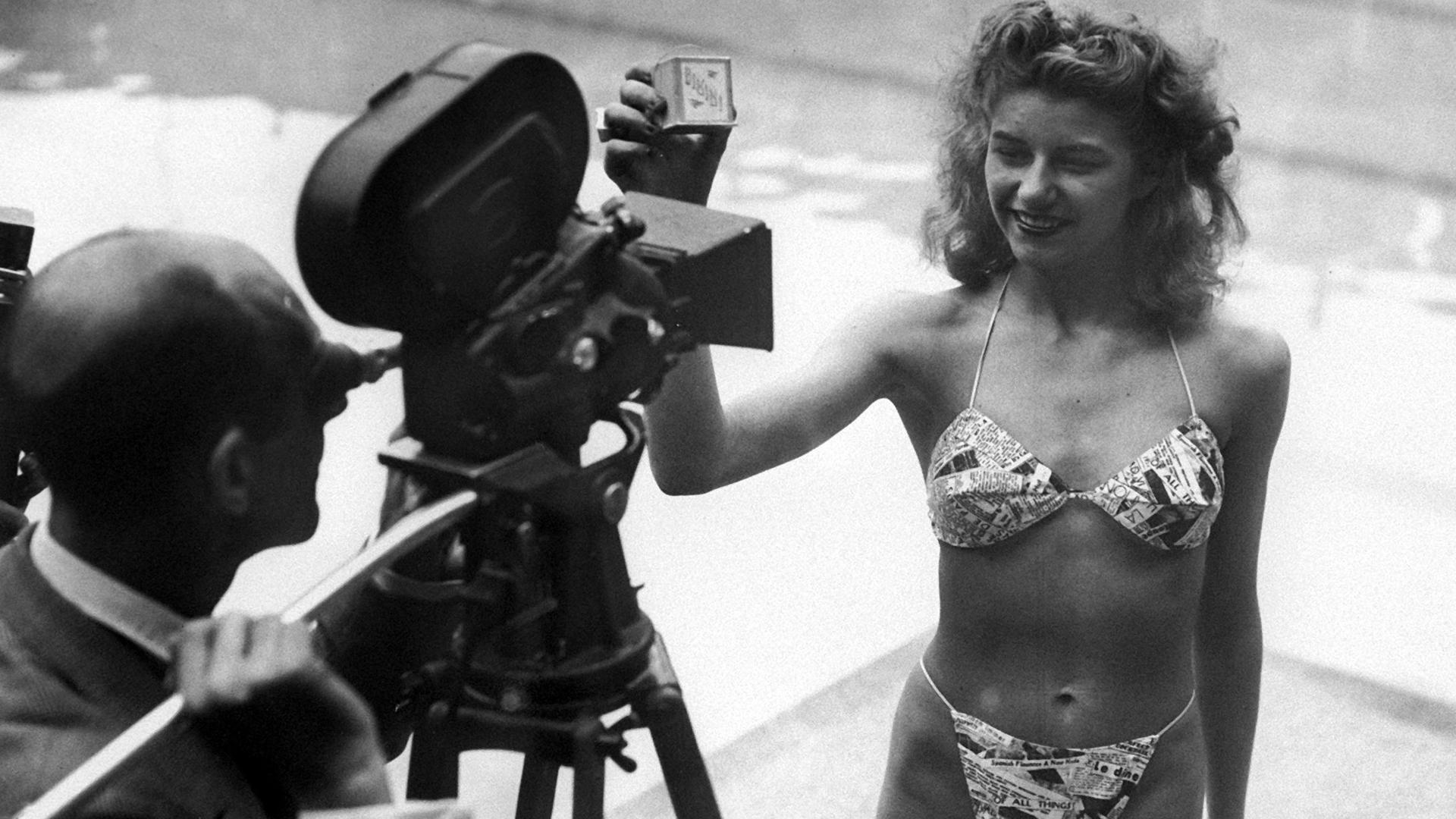 Micheline Bernardini, eine Nackttänzerin, präsentiert am 5. Juli 1946 in einem Schwimmbad in Paris den ersten Bikini.