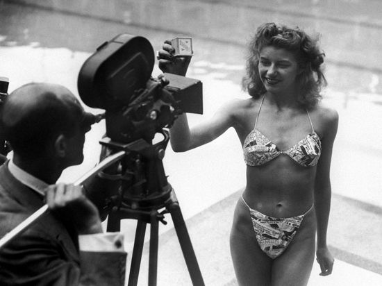 ARCHIV - Micheline Bernardini, eine Nackttänzerin des Pariser Casinos, präsentiert am 5. Juli 1946 in einem Schwimmbad in Paris den ersten Bikini, den der französische Ingenieur Louis Reard entwickelt hatte (Archivfoto). Der Bikini wird 65. Trotz seines Alters macht er noch immer eine gute Figur - auch ohne Radikalkuren. dpa (zu dpa-KORR.: «Vier Dreiecke für den Sommer » vom 29.06.2011 - nur s/w) +++ dpa-Bildfunk +++