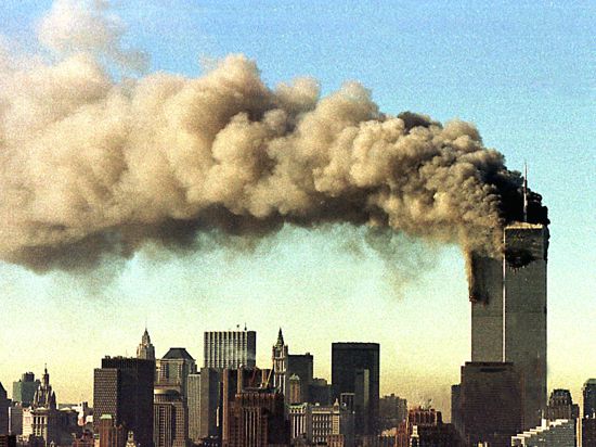Die Bilder der brennenden Türme des World Trade Center gehen am 11. September 2001 um die Welt. Viele Menschen verfolgen das Geschehen live im Fernsehen.