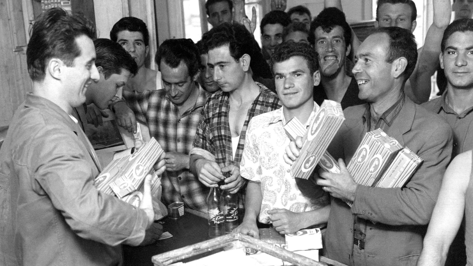 Eine Gruppe italienischer Gastarbeiter deckt sich  1962 mit Spaghetti ein.