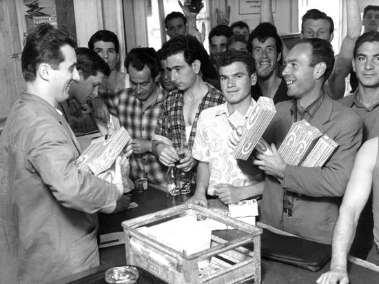 Eine Gruppe italienischer Gastarbeiter 1962 in Wolfsburg beim Kauf von Spaghetti. (Zu dpa «Vor 60 Jahren trafen die ersten Gastarbeiter bei Volkswagen in Wolfsburg ein») +++ dpa-Bildfunk +++