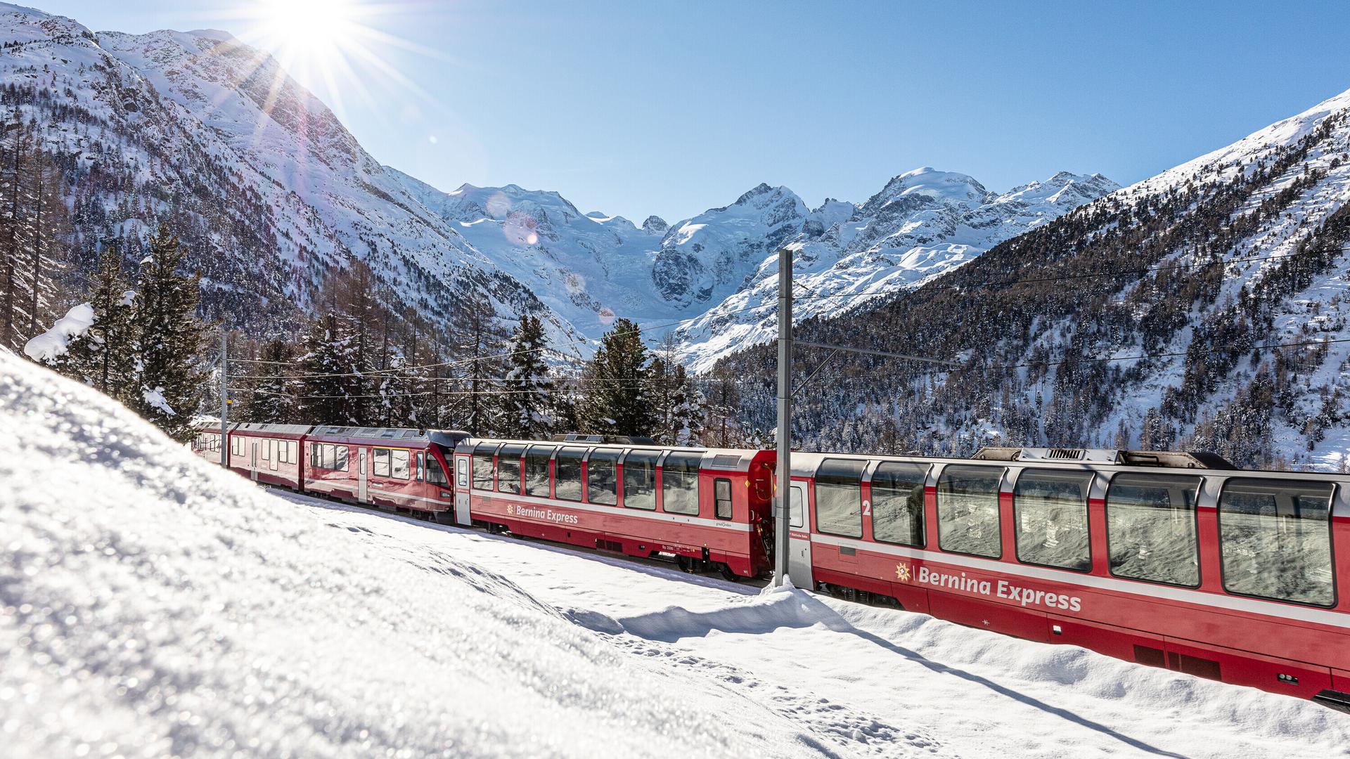 Zum Themendienst-Bericht von Verena Wolff vom 26. Januar 2022: Kämpft sich seinen Weg durch die Schweizer Winterlandschaft: der Bernina Express.