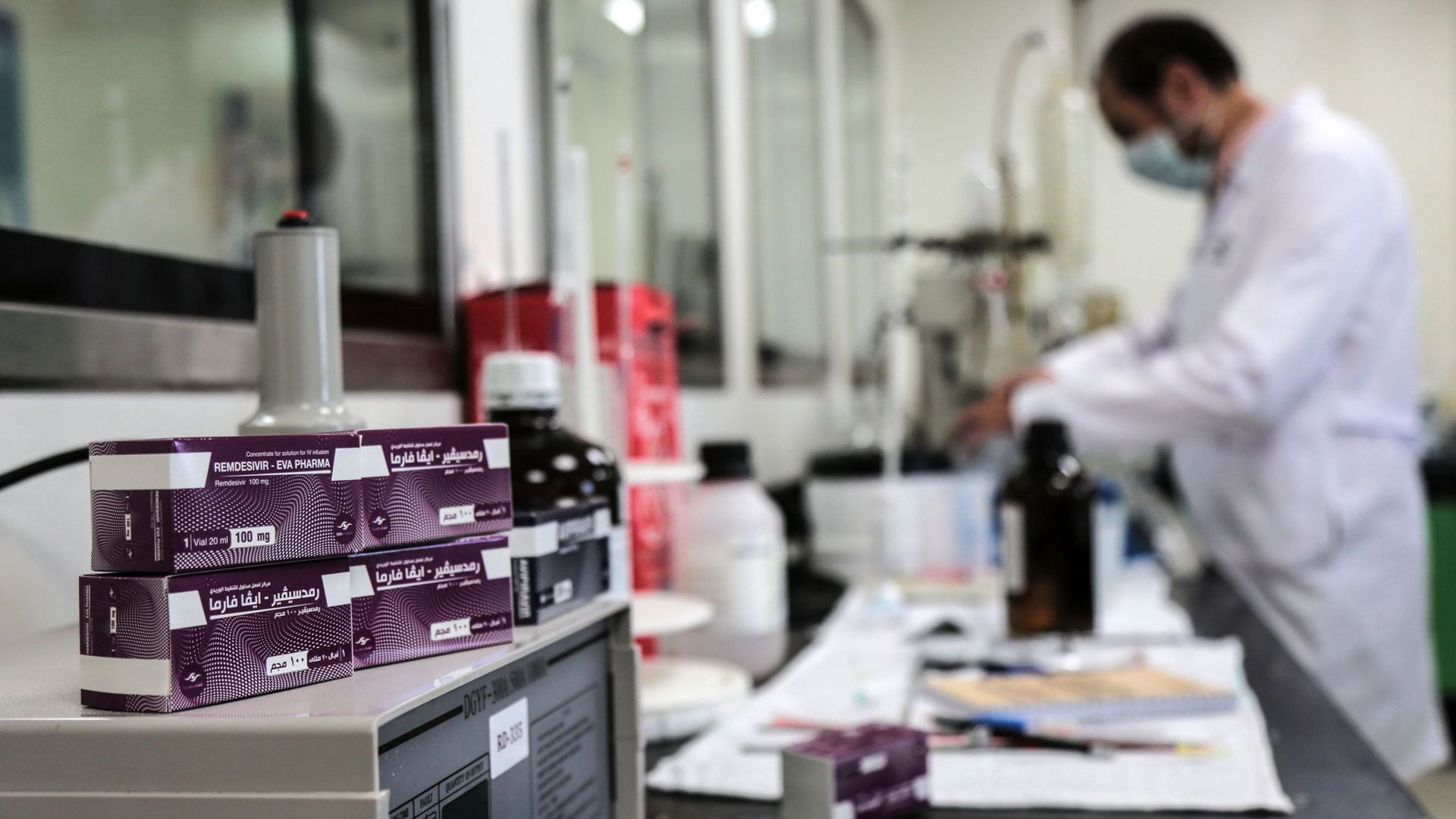 Ein Mitarbeiter des ägyptischen Pharmaunternehmens „Eva Pharma“ arbeitet an der Produktion des Wirkstoffs Remdesivir.