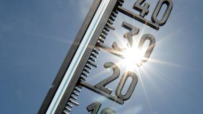Ein Thermometer zeigt am 19.06.2013 in Stuttgart (Baden-Württemberg) 36 Grad Celsius an. Foto: Franziska Kraufmann/dpa +++(c) dpa - Bildfunk+++ | Verwendung weltweit