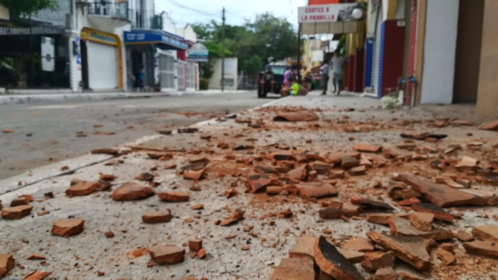 Kaputte Kacheln liegen nach dem Beben auf einer Straße der Ortschaft Crucecita.