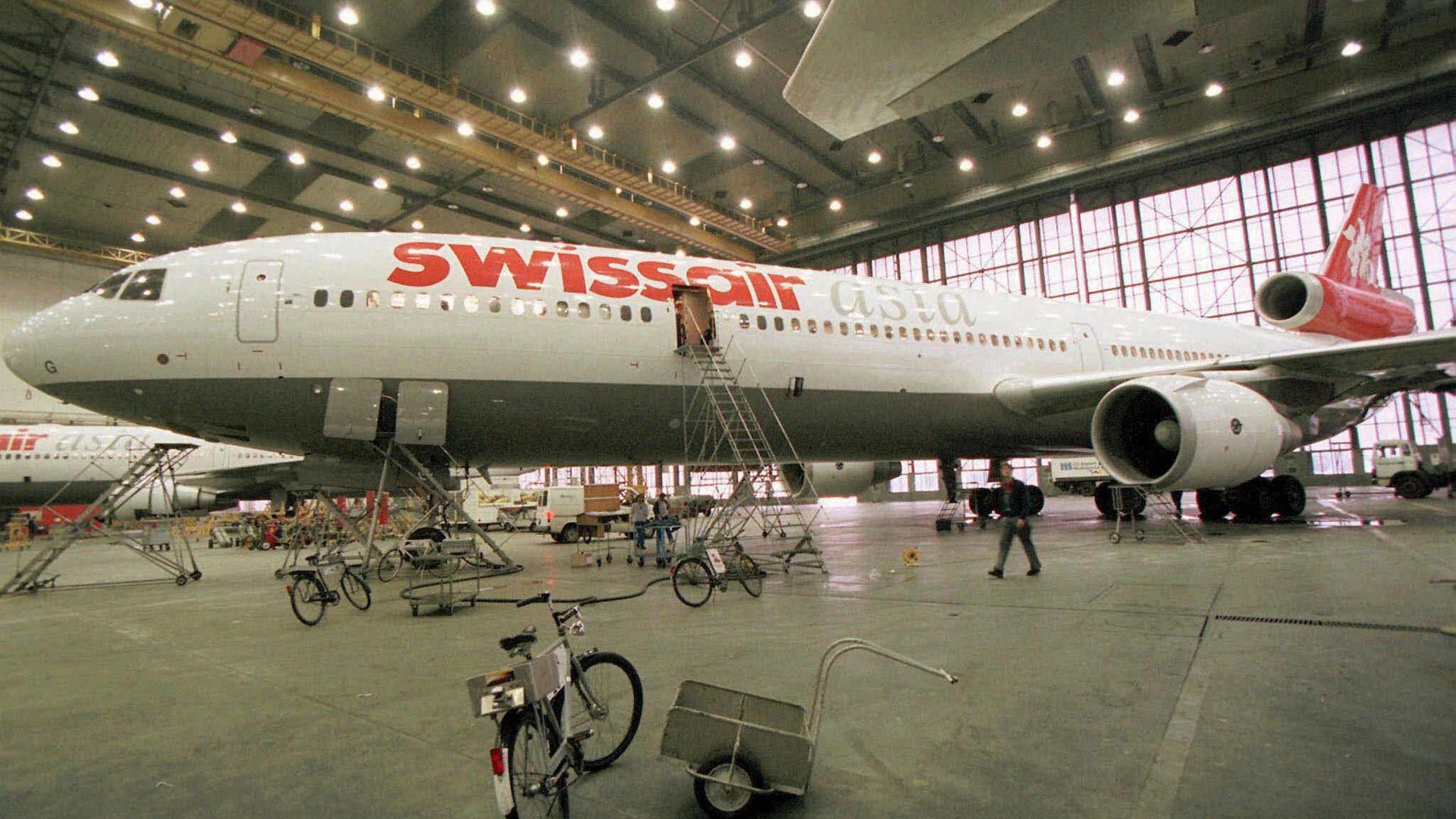 Eine Swissair MD-11 in einem Hangar in Zürich.