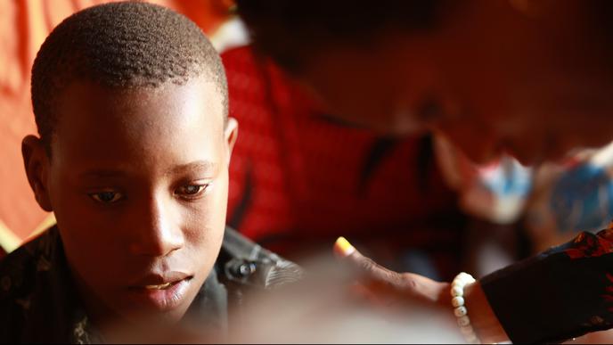Auf diesem Bild, Anfang Oktober in seinem Heimatdorf im Norden Tansanias aufgenommen, ist Elia noch vollständig blind. In seinen Augen liegt der Graue Star wie milchige Scheiben über den Pupillen. Drei Tage später wird er wieder sehen können. 