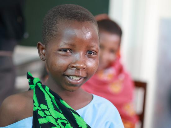 Mit anderen Augen: Naanyu Siatoi (10) aus Tansania war Jahre lang blind. Das Bild zeigt das Mädchen kurz nach ihrer ersehnten Operation im Kilimandscharo-Universitätsklinikum in Moshi im Norden von Tansania.