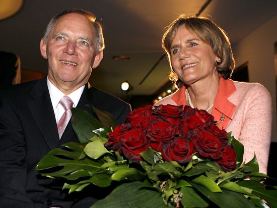 Ingeborg Schäuble, die Präsidentin der Deutschen Welthungerhilfe, posiert am Mittwoch (15.03.2006) in Berlin gemeinsam mit ihrem Ehemann, Bundesinnenminister Wolfgang Schäuble, für die Fotografen, nachdem sie von der Bunten als Frau des Jahres ausgezeichnet wurde.