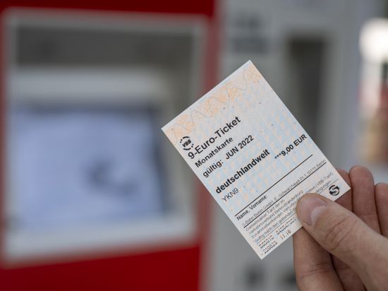 Ein 9-Euro-Ticket ist vor einem Fahrkartenautomaten zu sehen (gestelltes Foto). Vom 1. Juni an kann man das 9-Euro-Ticket im gesamten Nahverkehr in Deutschland nutzen.