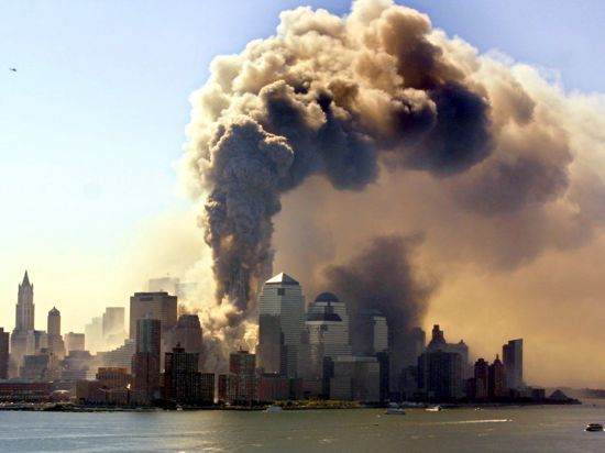 Ein Turm des World Trade Centers in New York stürzt am 11.09.2001 in sich zusammen, nachdem er von einer Passagiermaschine getroffen worden ist.