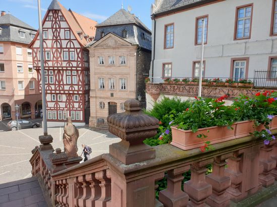 Der Platz vor der Stiftsbasilika ist die gute Stube von Aschaffenburg. 
