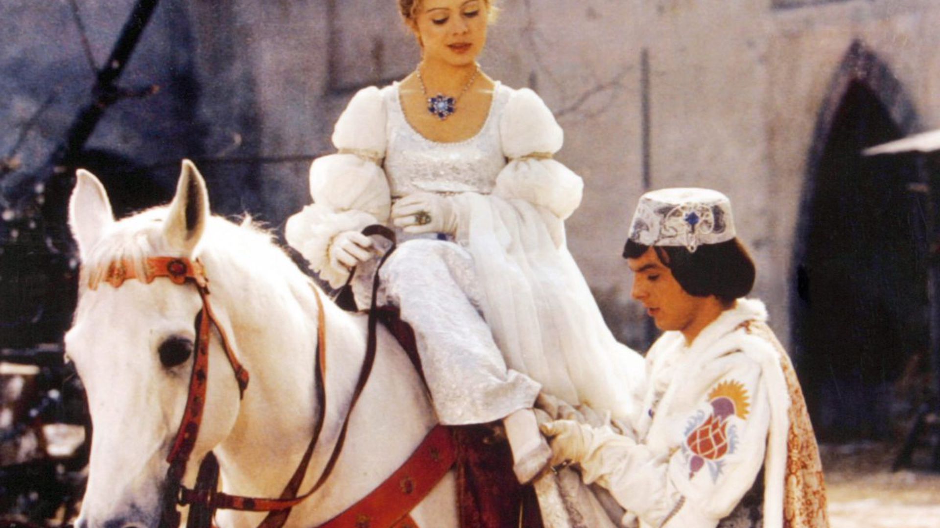 Aschenputtel auf ihrem Pferd bekommt von dem Prinzen ihren Schuh angezogen.