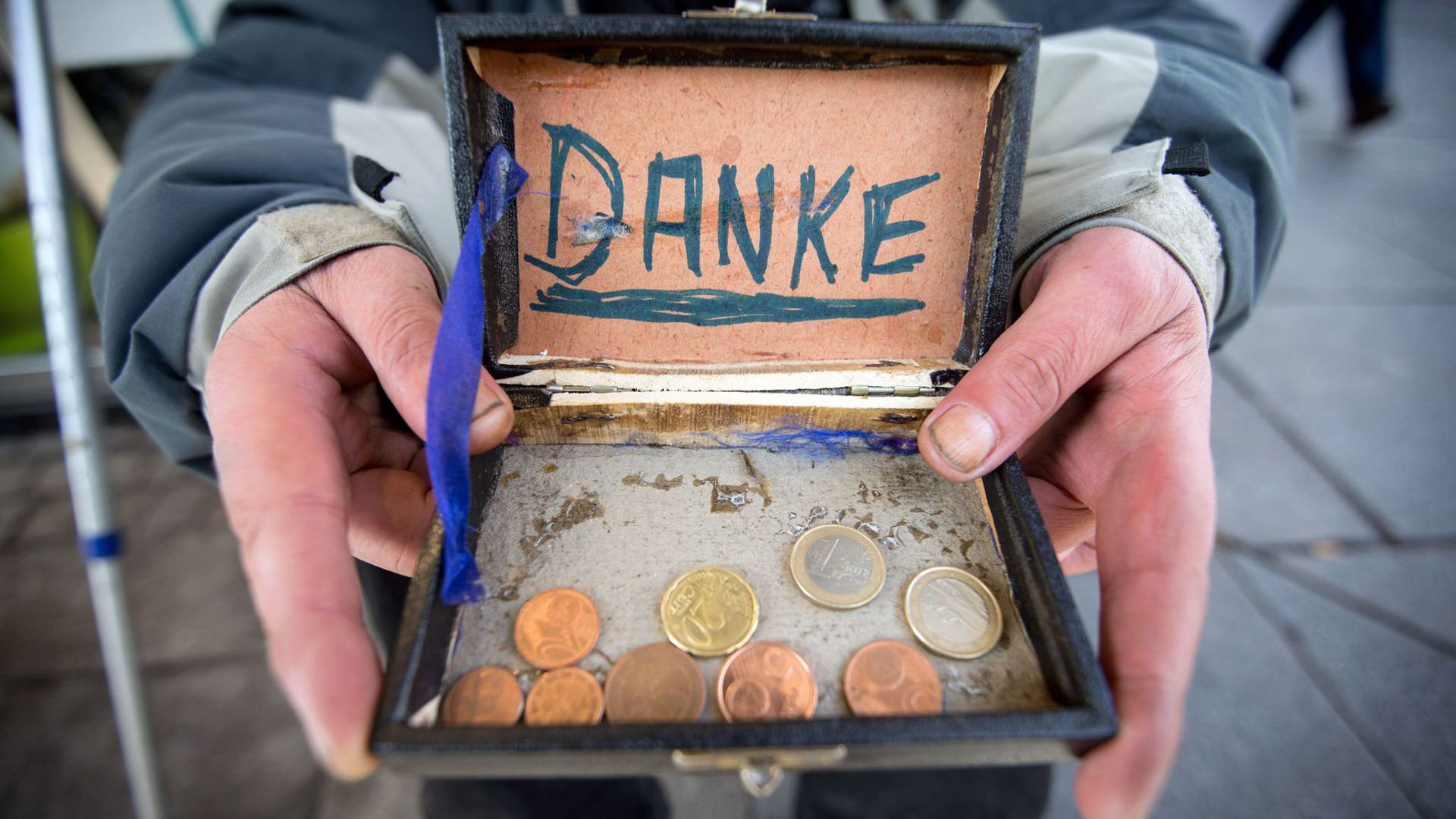 Ein Bettler bedankt sich in der Fußgängerzone für Geldspenden. Die Bundesbürger haben im ersten Pandemie-Jahr deutlich mehr Geld gespendet als früher.