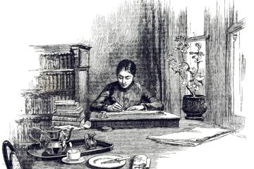 Eine Frau des 19. Jahrhunderts sitzt schreibend vor einem Bücherregal.