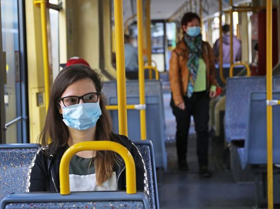 Fahrgäste einer Kölner Stadtbahn tragen Schutzmasken.