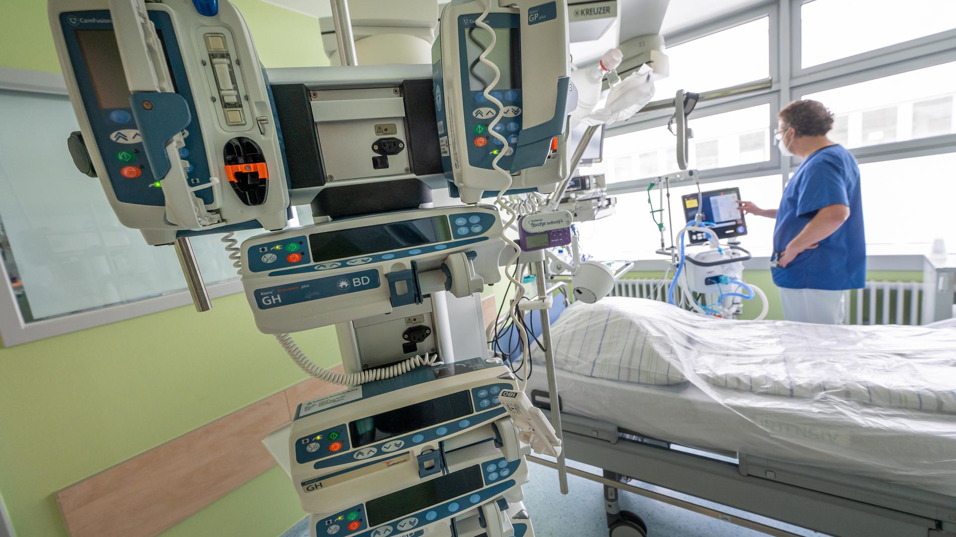 Bayern, Gauting: Chefarzt Lorenz Nowak steht an einer Maschine in einem Intensivbett-Zimmer der Asklepios Klinik.