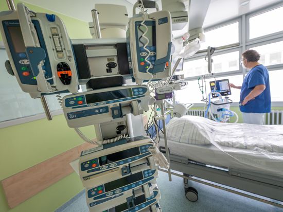 04.11.2021, Bayern, Gauting: Chefarzt Lorenz Nowak steht an einer Maschine in einem Intensivbett-Zimmer der Asklepios Klinik. Foto: Peter Kneffel/dpa +++ dpa-Bildfunk +++