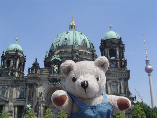  Teddy Aloisius vor dem Berliner Dom..