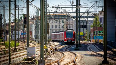 Eine Regionalbahn der Deutschen Bahn steht am Hauptbahnhof. Ab Anfang Juni bis Ende August 2022 sollen Fahrgäste bundesweit für 9 Euro pro Monat im Nah- und Regionalverkehr in der zweiten Klasse fahren können. Bei der Deutschen Bahn kann das sogenannte 9-Euro-Monatsticket ab dem 23. Mai gekauft werden.