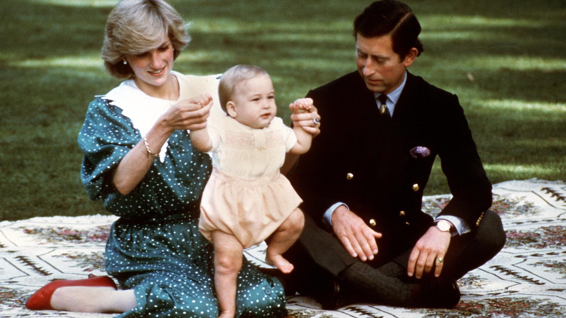 ARCHIV - Prinz Charles und Prinzessin Diana posieren mit ihrem erstgeborenen Sohn Prinz William während ihres Staatsbesuches in Australien (Foto vom 23.04.1983). Diana starb vor 15 Jahren am 31.08.1997. Foto: dpa (zu dpa-Themenpaket "15. Todestag von Prinzessin Diana") +++ dpa-Bildfunk +++