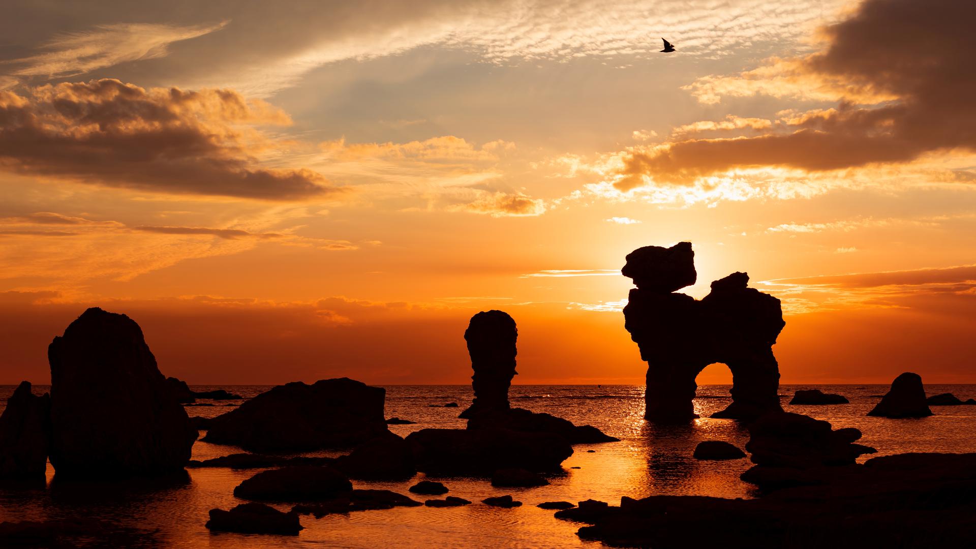 Versteinerte Riesen oder Überreste einer untergegangenen Hochkultur: Die schwedische Insel Gotland und ihre kleine Schwester Fårö sind gespickt mit bizarren Kalksteinsäulen, den Raukar. Einige sind mehr als zehn Meter hoch.